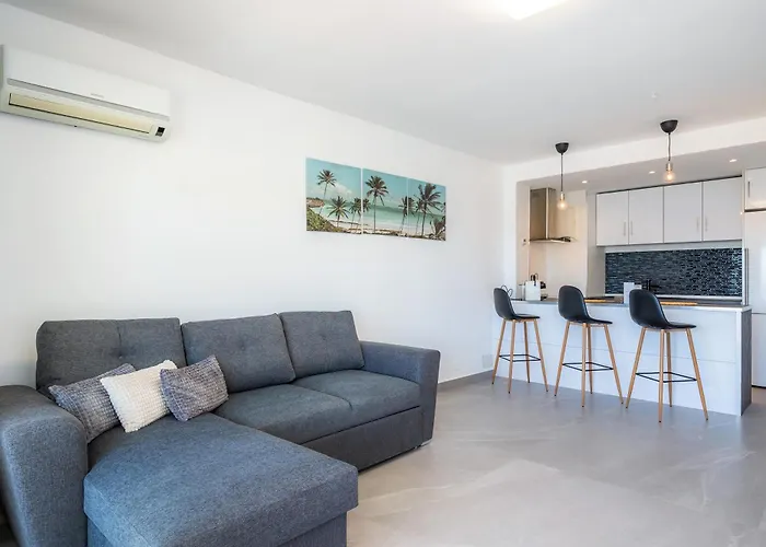 First Line Cosy Apartment